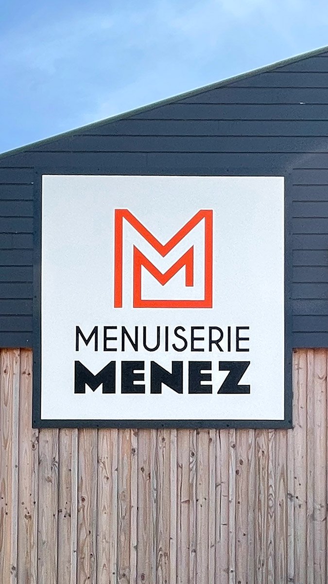 Menuiserie Menez Guiclan, entreprise, logo sur la façade du batiment